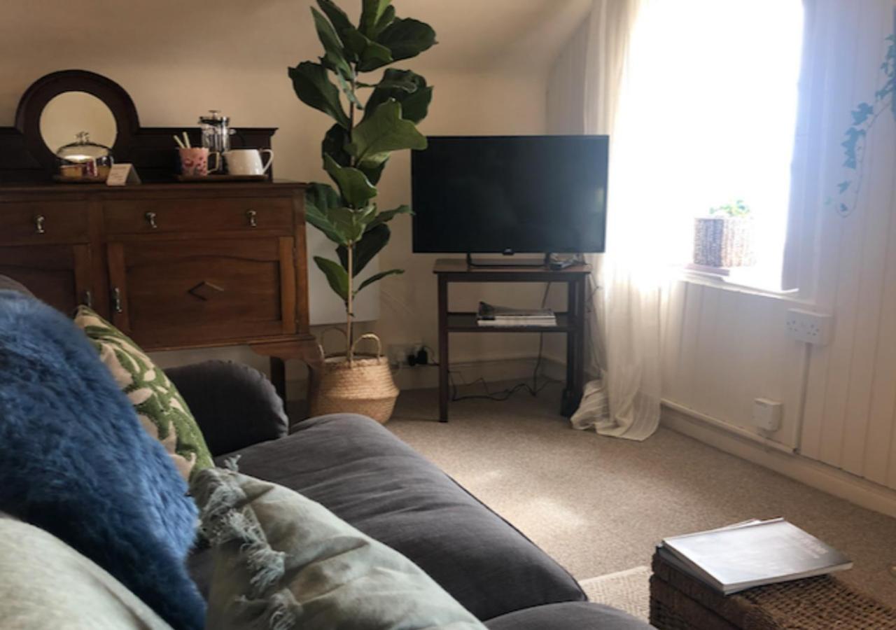 The Pink Cottage Upstairs Suite & Garden Summer Room Whitehead 외부 사진