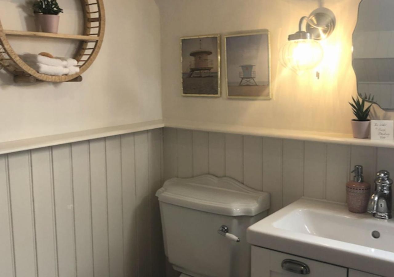 The Pink Cottage Upstairs Suite & Garden Summer Room Whitehead 외부 사진