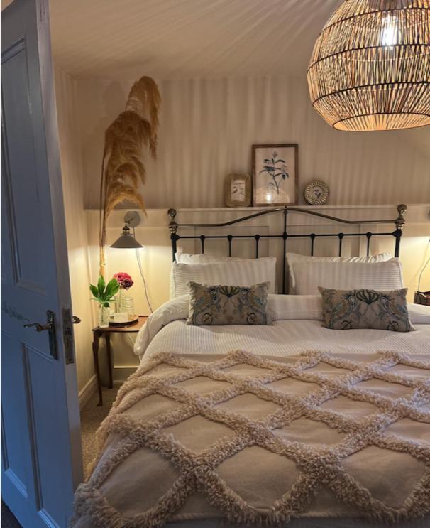 The Pink Cottage Upstairs Suite & Garden Summer Room Whitehead 외부 사진
