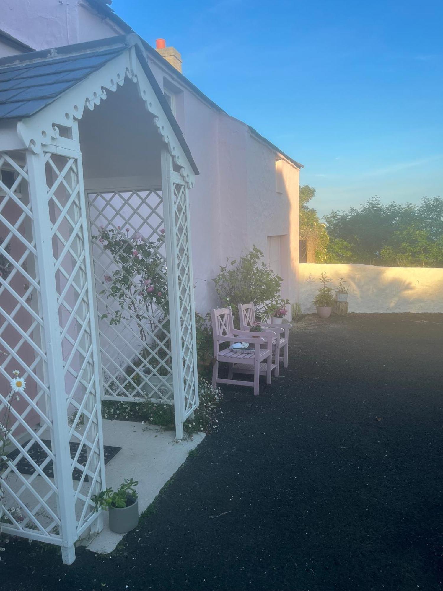 The Pink Cottage Upstairs Suite & Garden Summer Room Whitehead 외부 사진