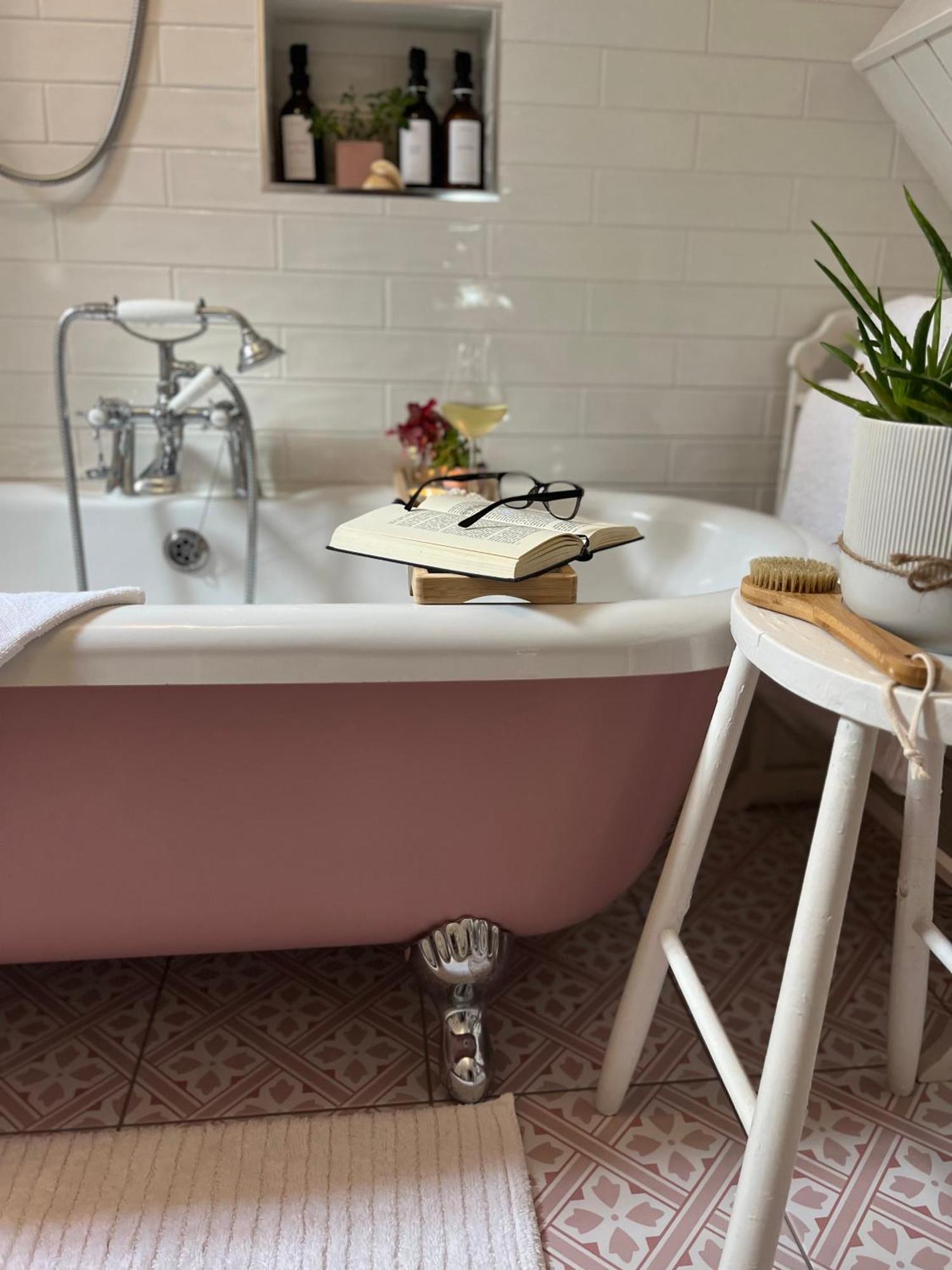 The Pink Cottage Upstairs Suite & Garden Summer Room Whitehead 외부 사진