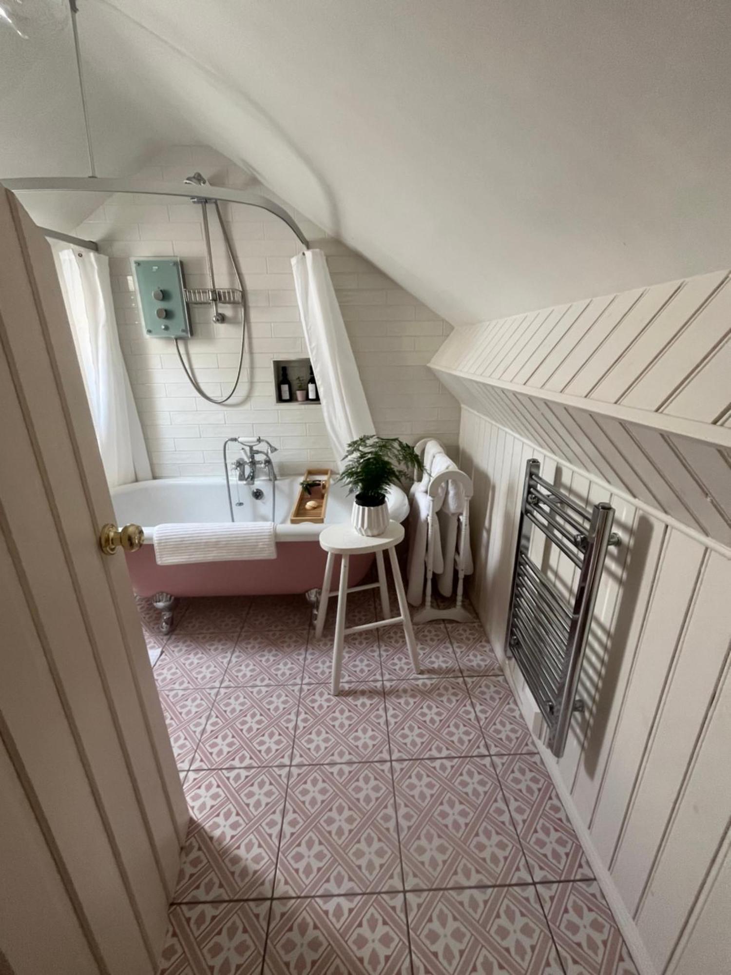 The Pink Cottage Upstairs Suite & Garden Summer Room Whitehead 외부 사진